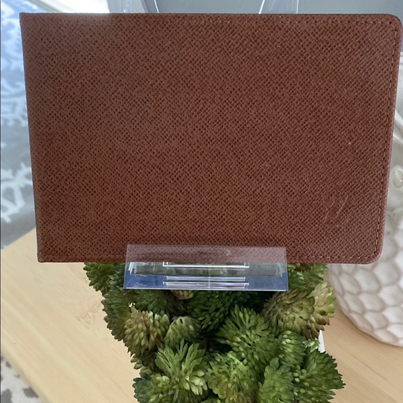 Louis Vuitton Elegant Brown Epi Card Holder - Picture 1 of 8